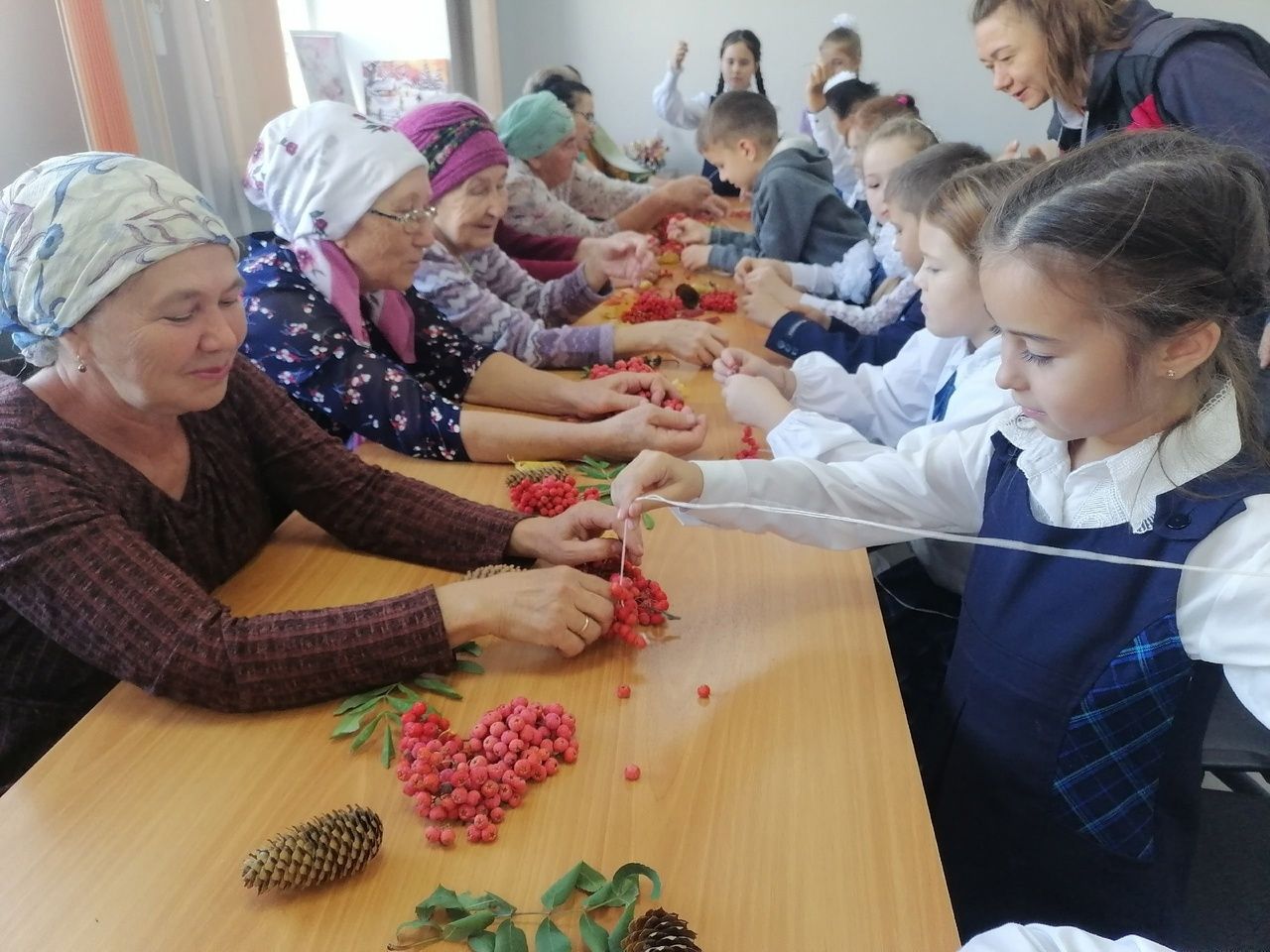 Азнакаевские дети изготовили бусы для своих бабушек