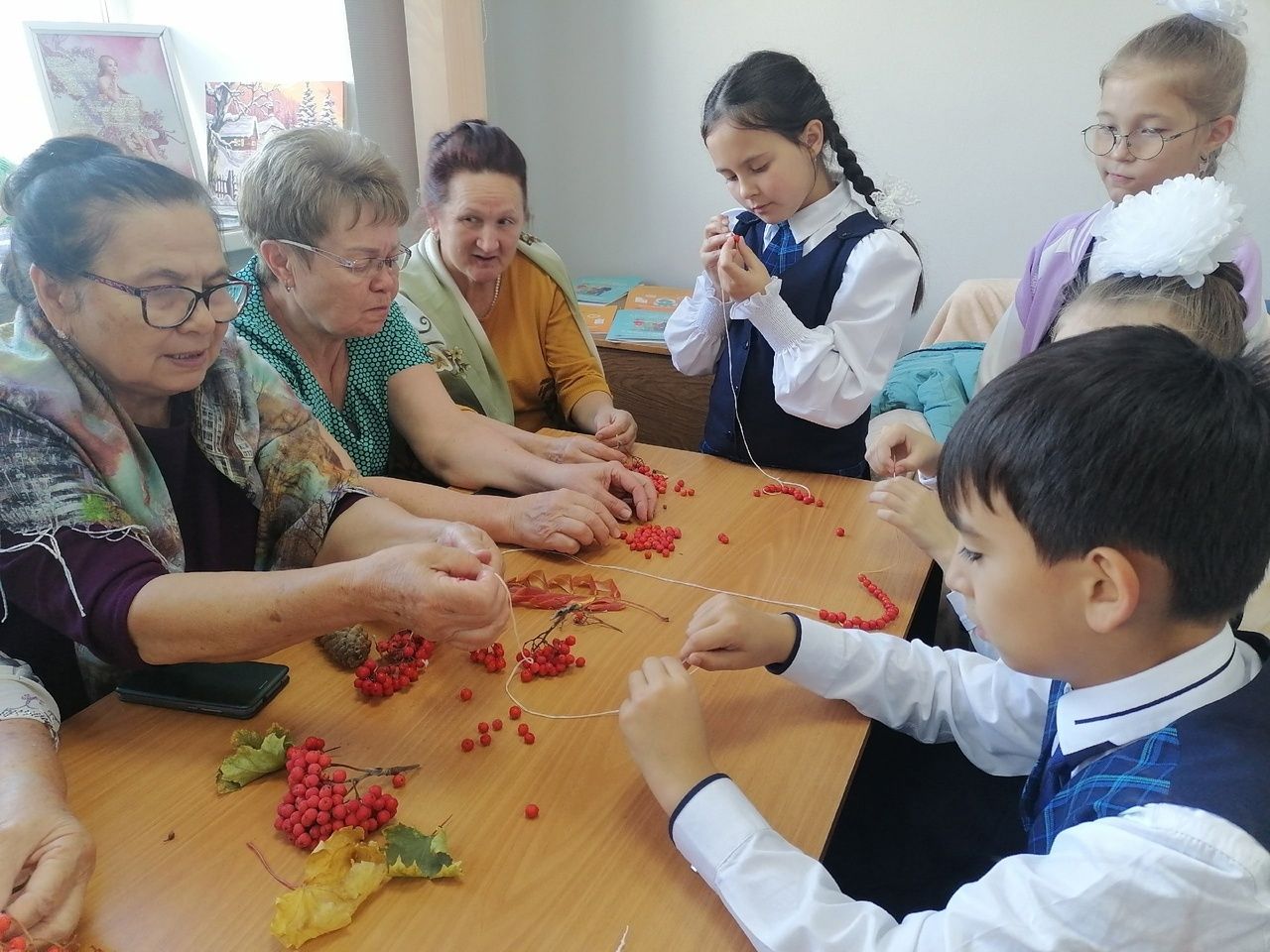 Азнакаевские дети изготовили бусы для своих бабушек