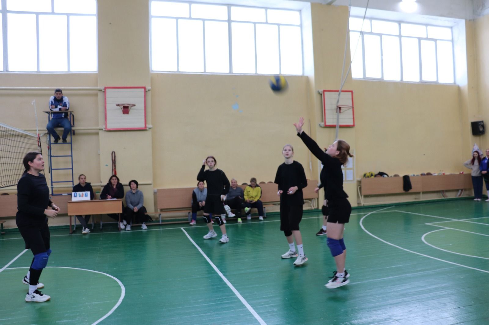 В Азнакаево прошли соревнования по волейболу, посвященные Году педагога и наставника