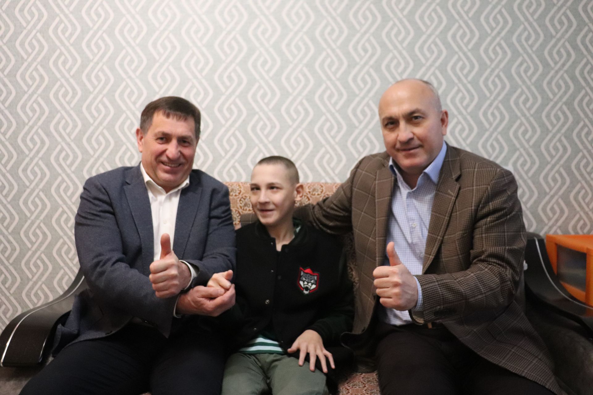 Глава Азнакаевского района поздравил юного хоккеиста с днем рождения