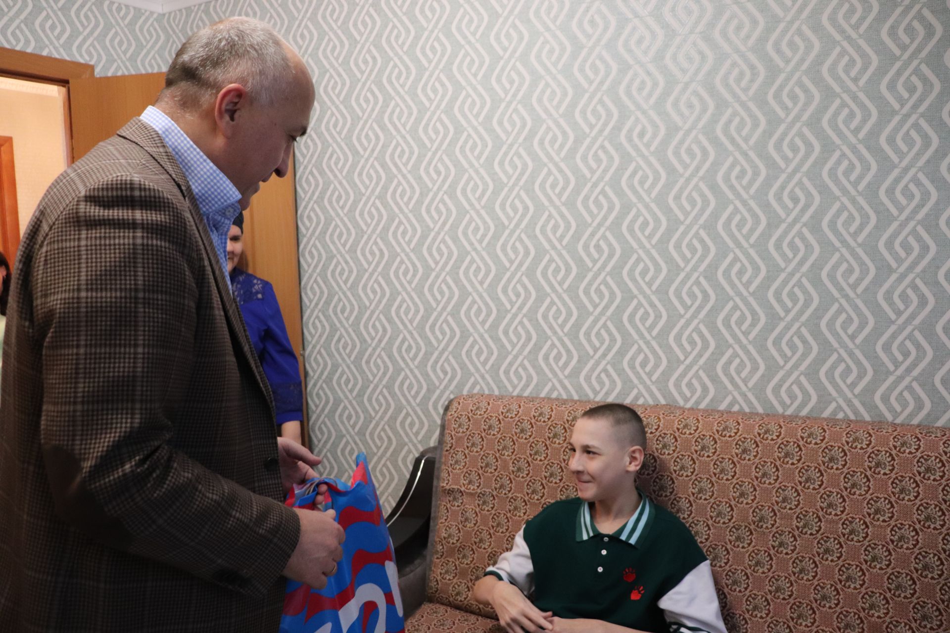 Глава Азнакаевского района поздравил юного хоккеиста с днем рождения