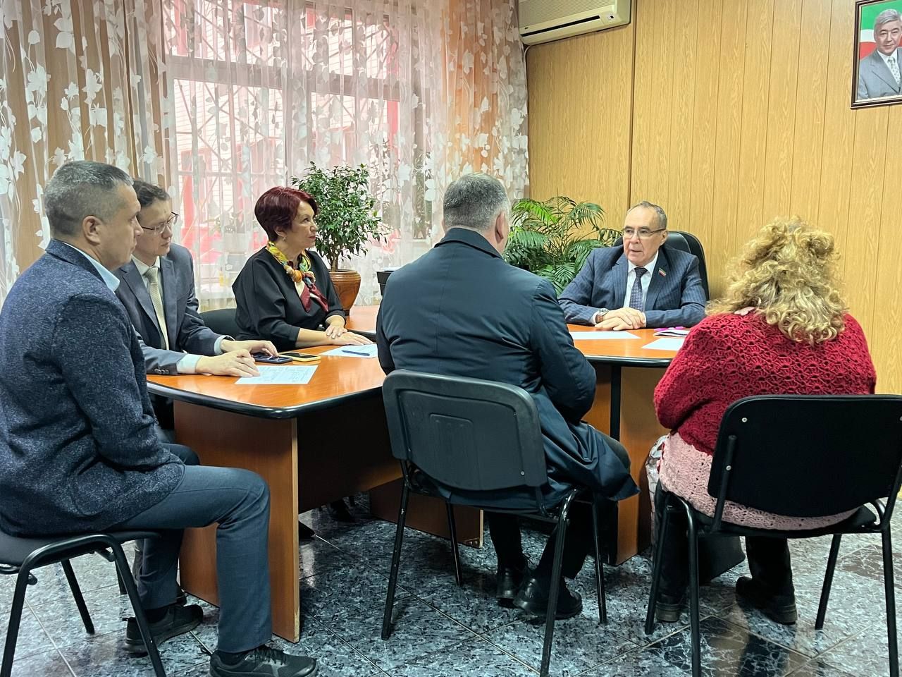 Азнакаевцы на приеме у депутата Государственного Совета Татарстана Тахира Хадеева