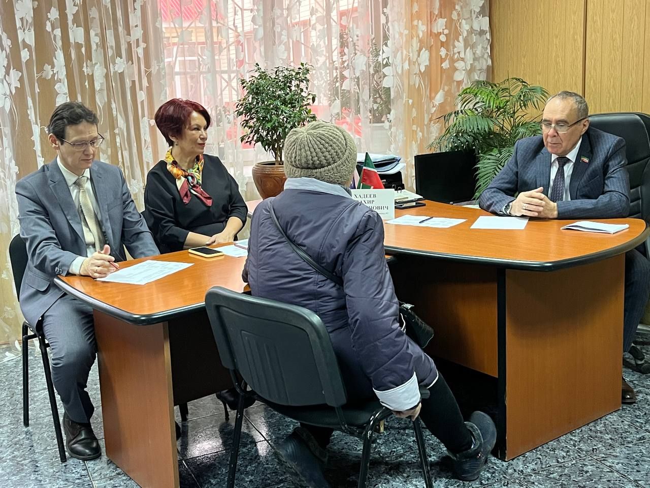Азнакаевцы на приеме у депутата Государственного Совета Татарстана Тахира Хадеева