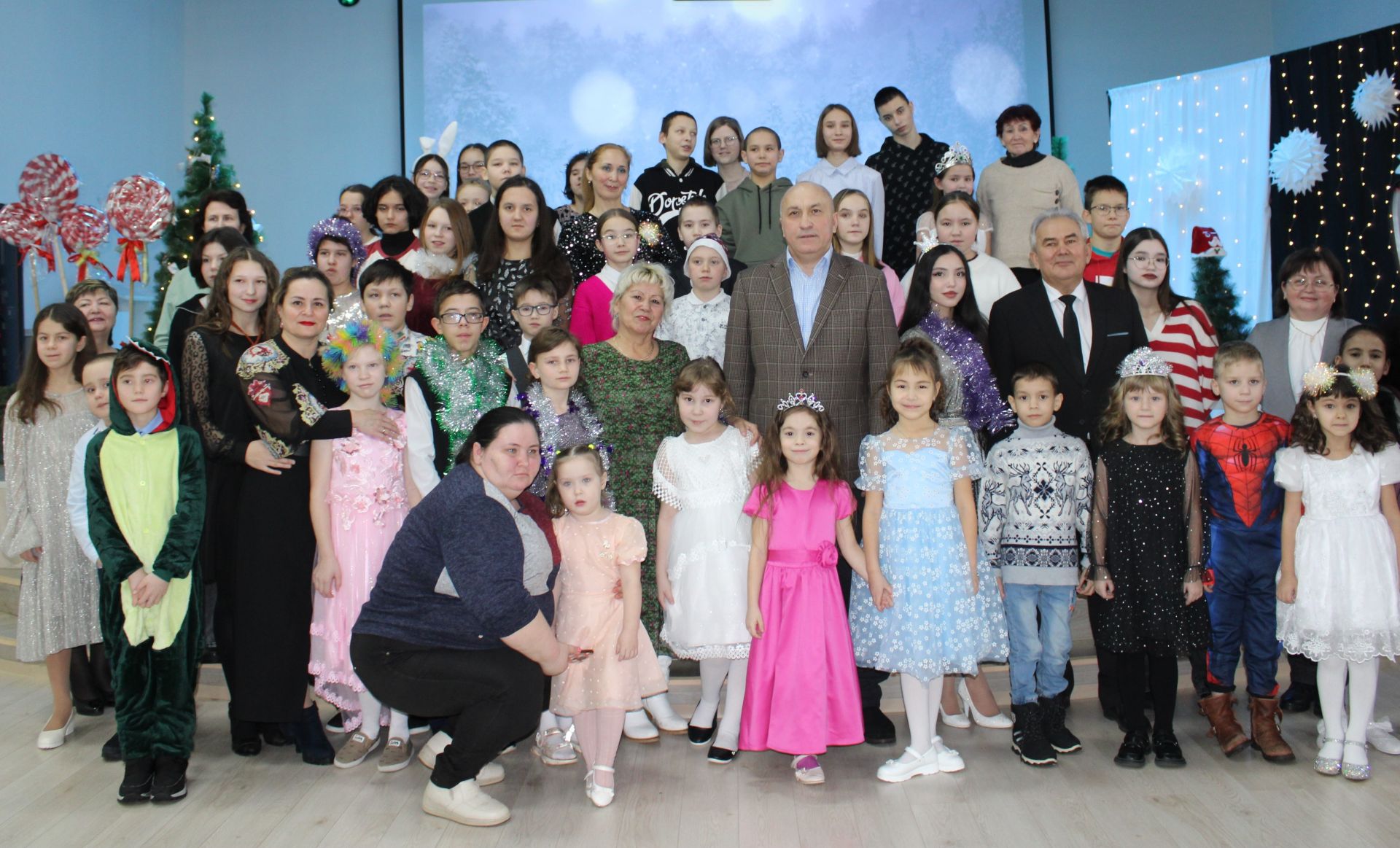 В Азнакаево провели новогодний праздник для детей — сирот