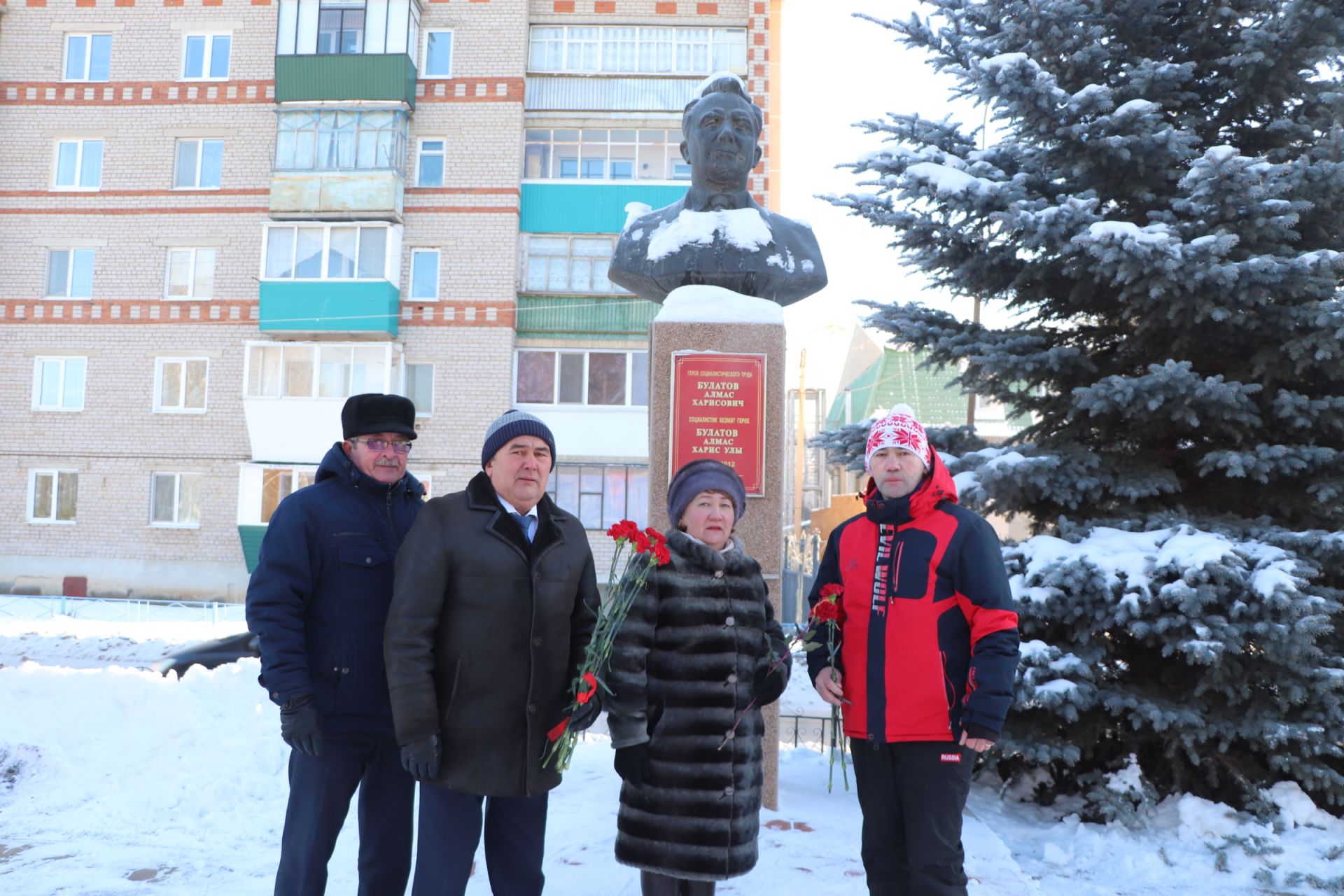 В Азнакаево отметили День Героев