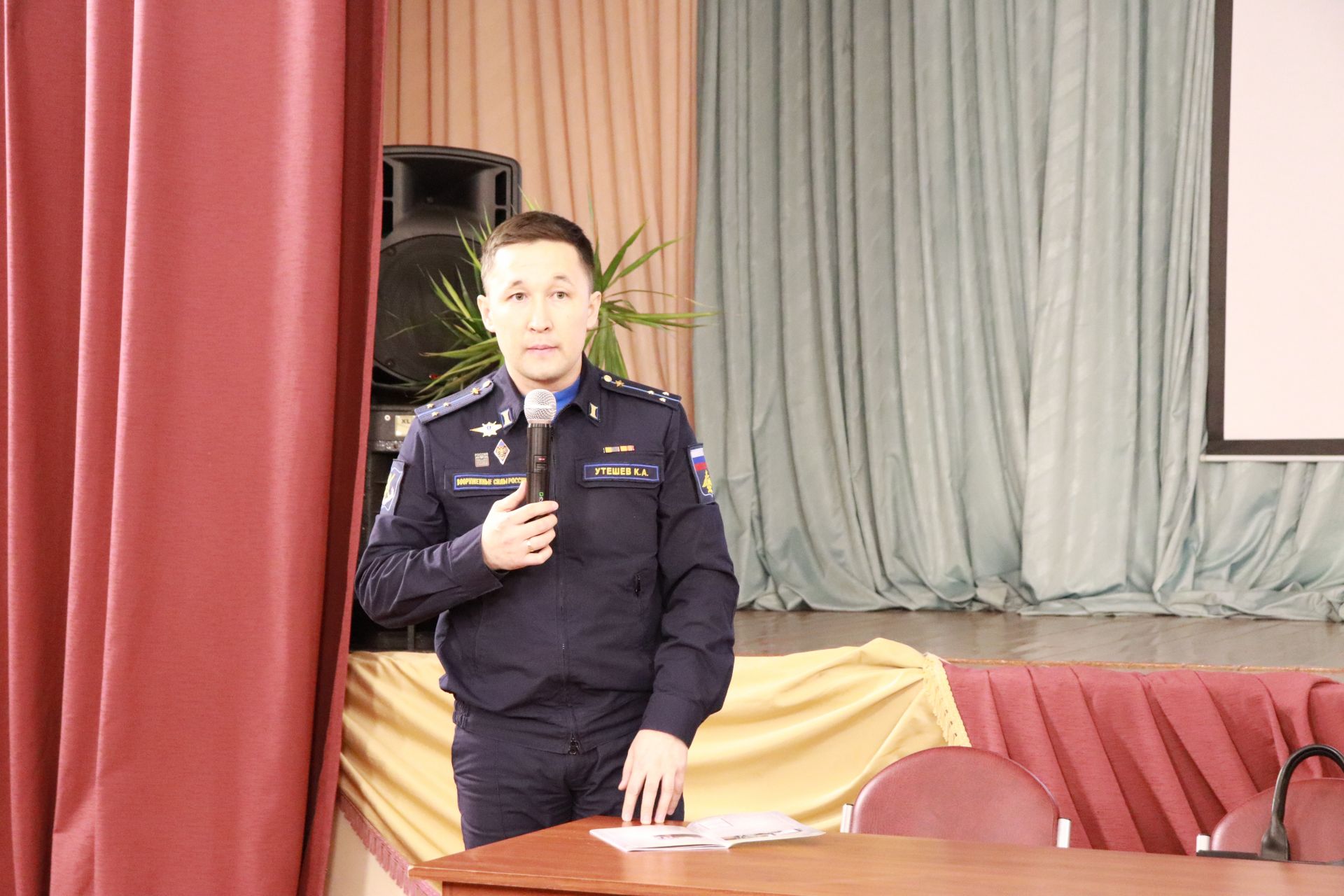 Азнакаевские школьники встретились с военными