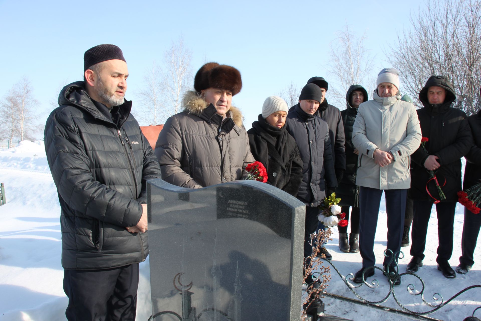 Руководители Азнакаевского района почтили память Расыха Шакурова