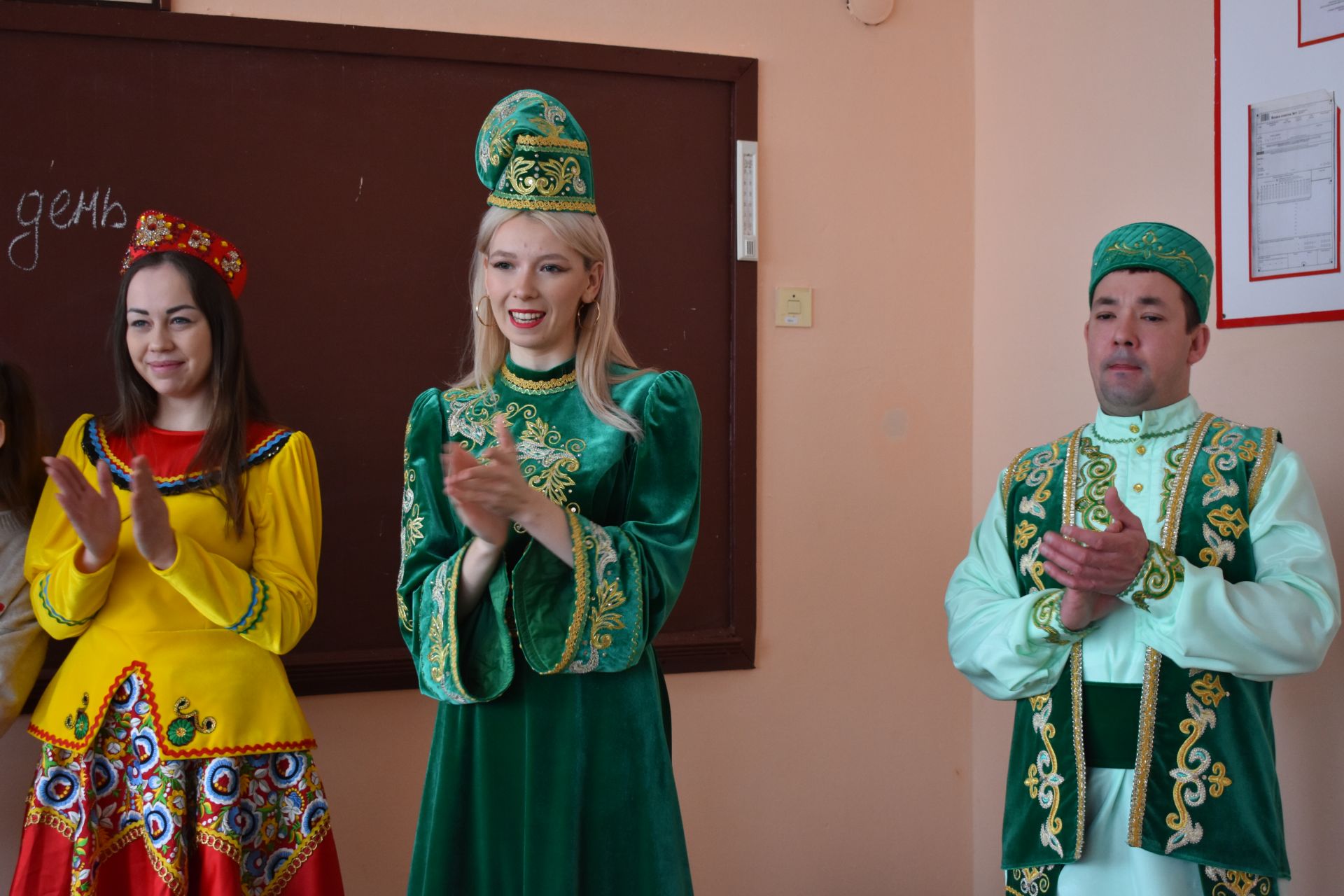 Азнакаевские школьники отмечают Международный день родного языка