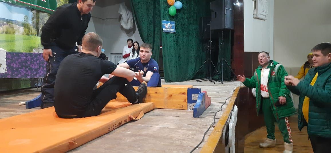 Веселые моменты спартакиады сельской молодежи в Азнакаево: перетягивание палки