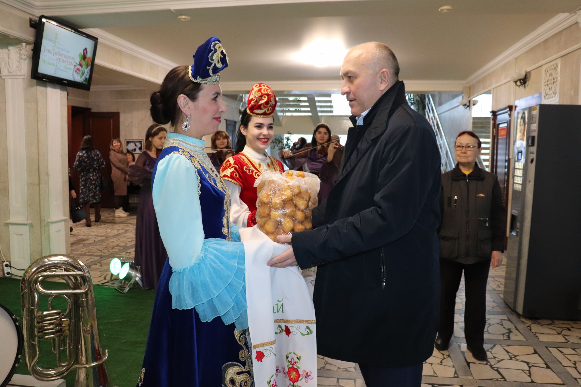 Дк азнакаево афиша. Дворец культуры Азнакаево. С праздником культуры. Праздничная культура. Управление культуры Азнакаево.