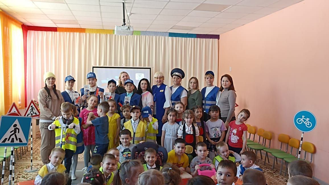 Азнакайда балалар Юл кагыйдәләрен өйрәнеп үсә