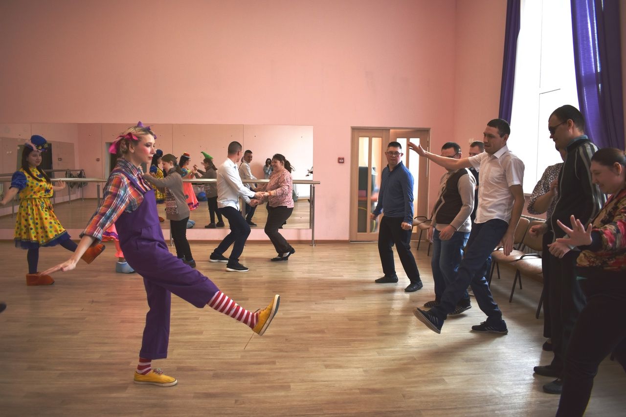 Сияющие улыбки и заводной смех: в Азнакаево отметили День смеха