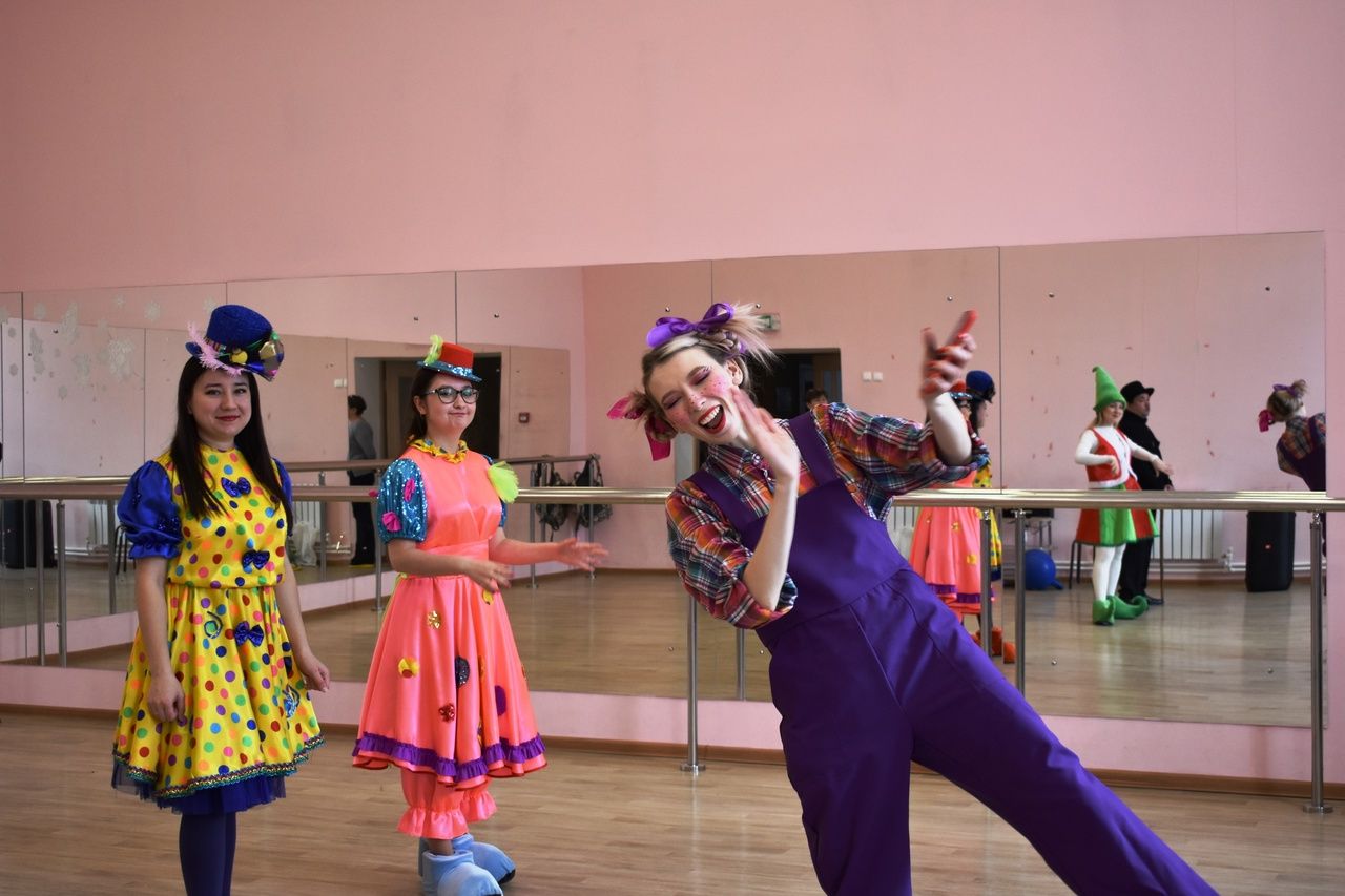 Сияющие улыбки и заводной смех: в Азнакаево отметили День смеха