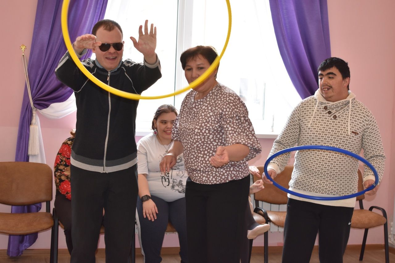 Сияющие улыбки и заводной смех: в Азнакаево отметили День смеха