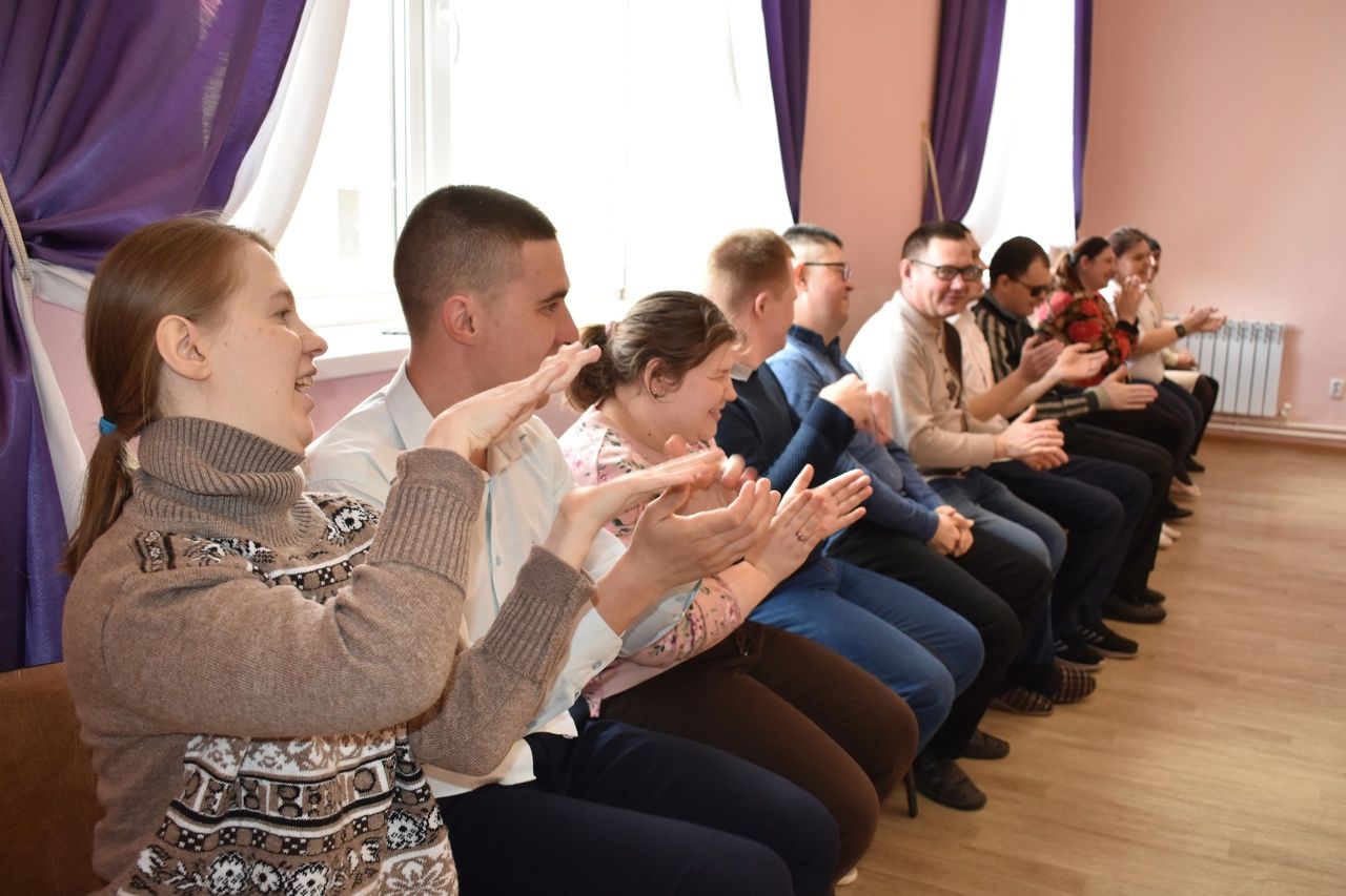 Сияющие улыбки и заводной смех: в Азнакаево отметили День смеха