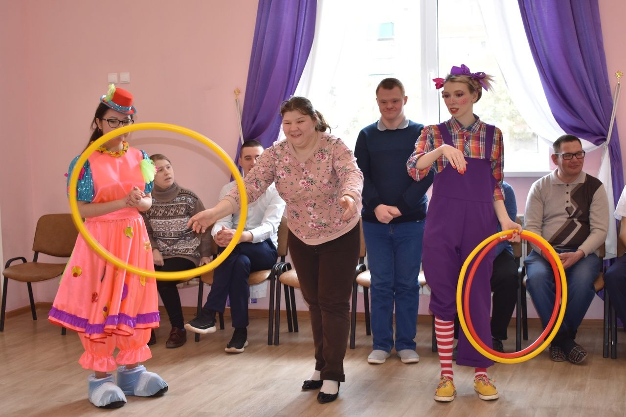 Сияющие улыбки и заводной смех: в Азнакаево отметили День смеха