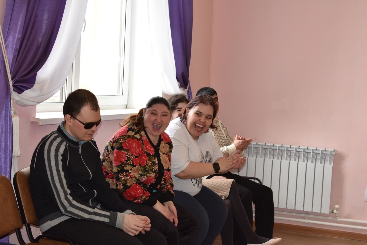 Сияющие улыбки и заводной смех: в Азнакаево отметили День смеха