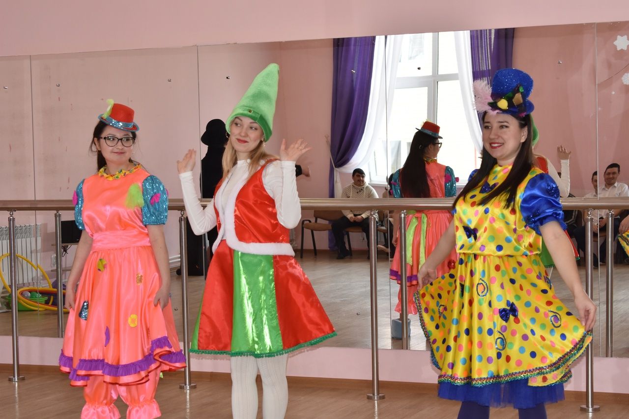 Сияющие улыбки и заводной смех: в Азнакаево отметили День смеха