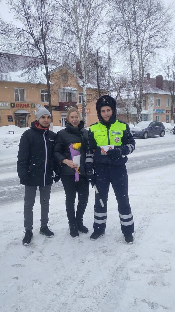 Азнакайда ЮХИДИ хезмәткәрләре хатын-кызларга чәчәкләр бүләк иттеләр