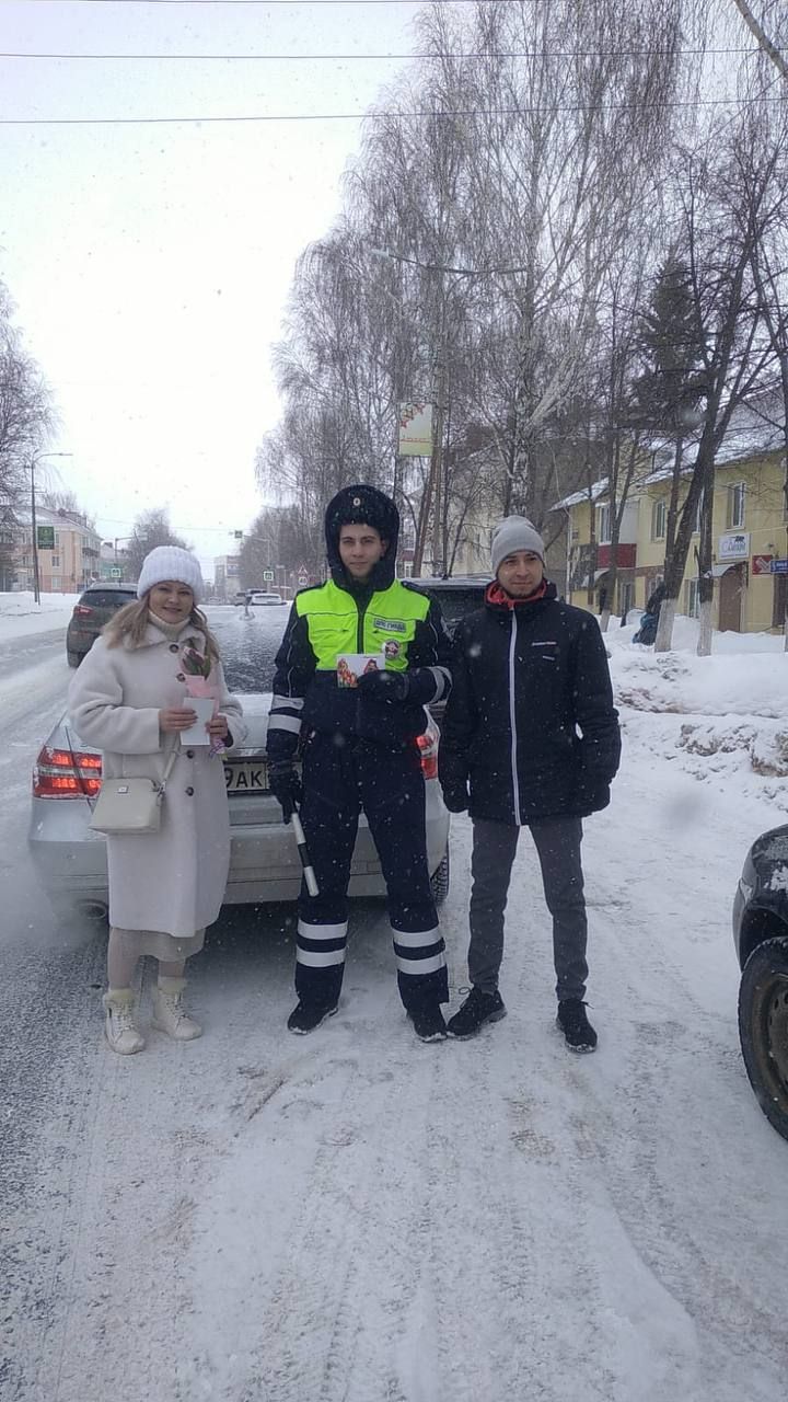 Азнакайда ЮХИДИ хезмәткәрләре хатын-кызларга чәчәкләр бүләк иттеләр