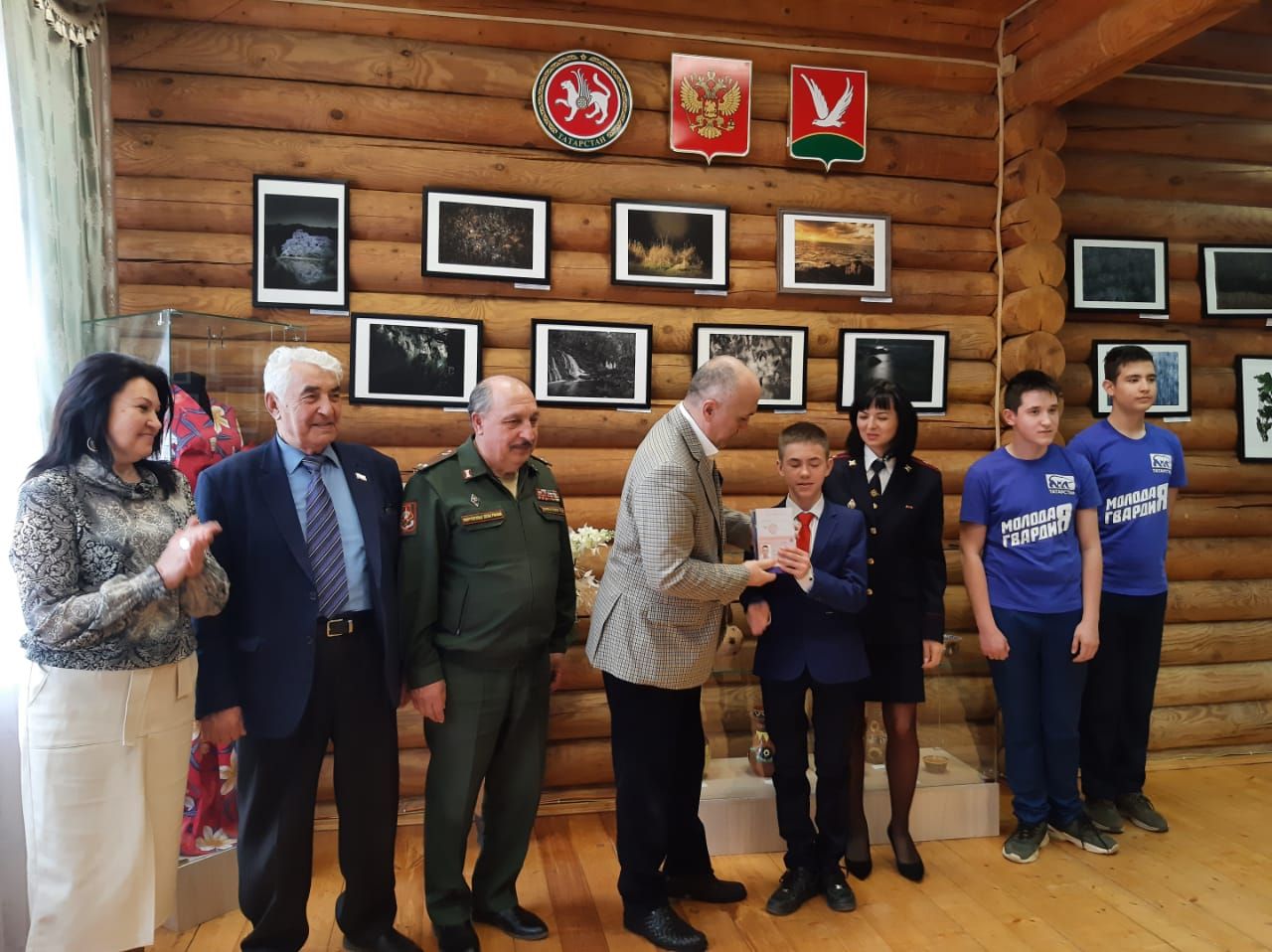 В Азнакаево ко Дню местного самоуправления 16 подростков получили паспорта