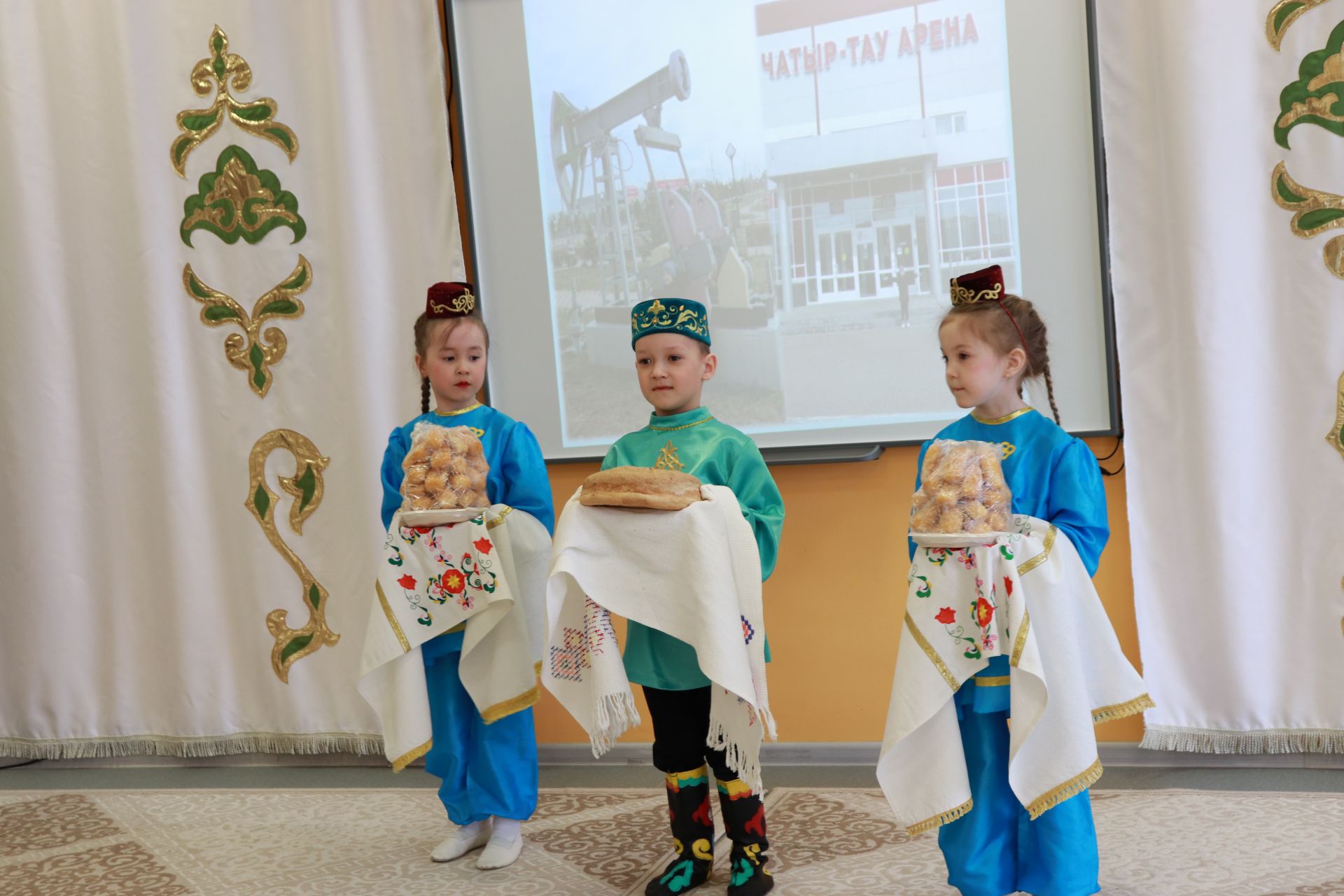 Татарские мальчик девочка. Татарский мальчик. Татар кызы вектор. Татар Малай. Украшение детского сада татар кызы татар малае.