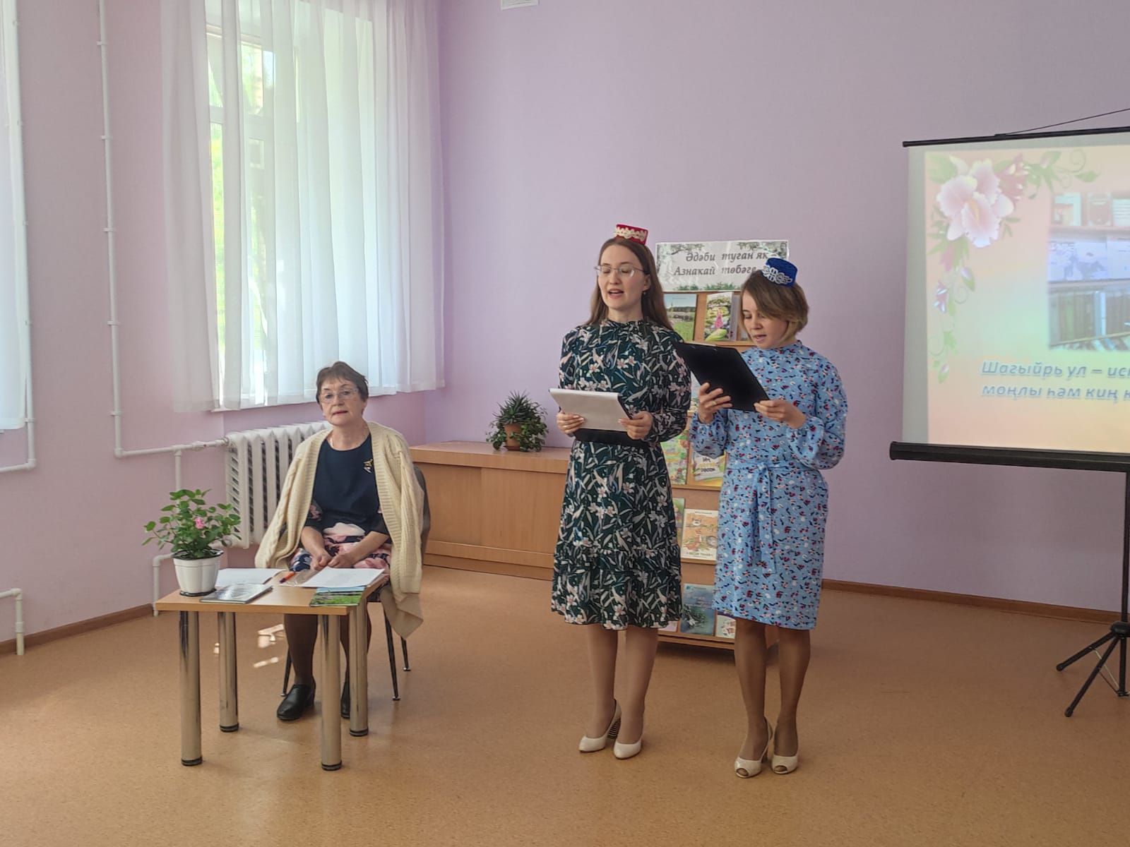Азнакайдагы  якташ  язучыбыз, шагыйрә Җәүһәрия Шәрипованың  “Кадерле бүләк” китабын тәкъдир итү кичәсе булды