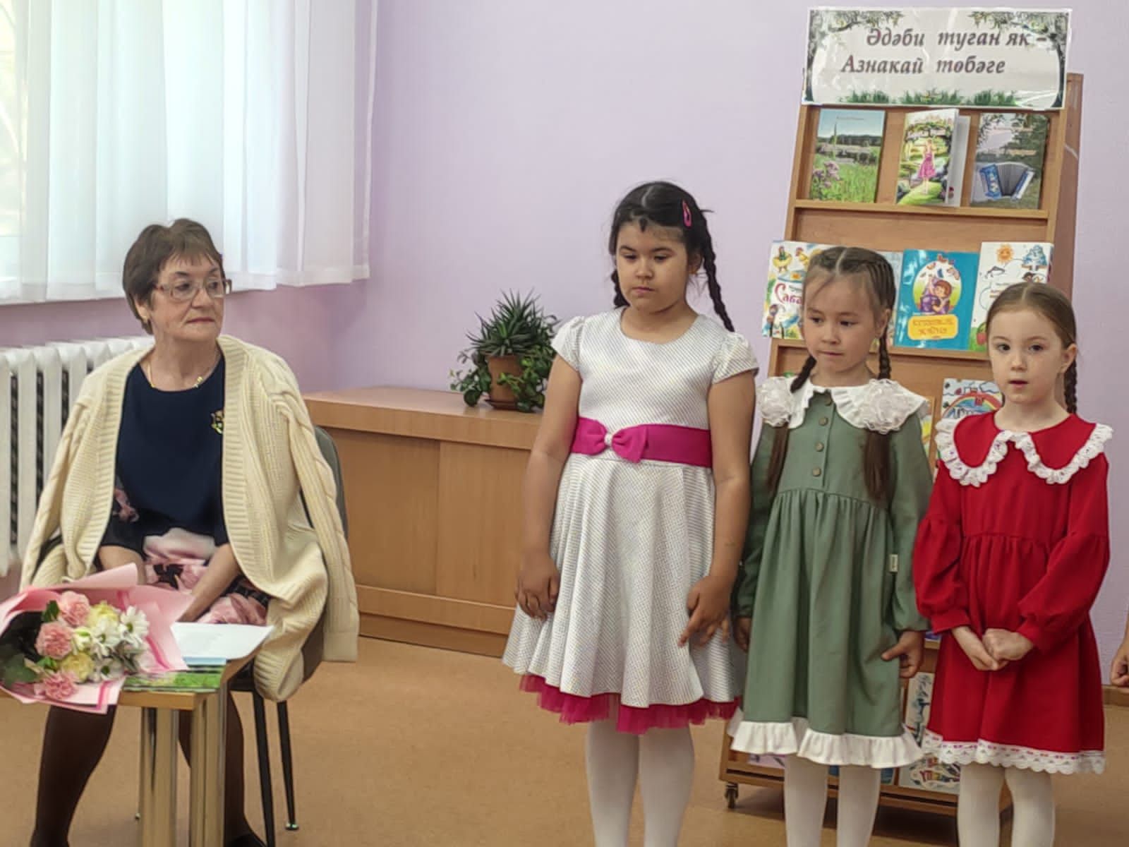 Азнакайдагы  якташ  язучыбыз, шагыйрә Җәүһәрия Шәрипованың  “Кадерле бүләк” китабын тәкъдир итү кичәсе булды