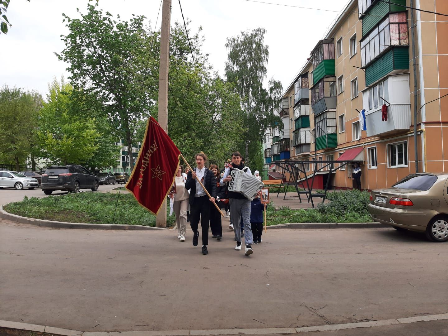 Азнакайның 2 нче мәктәбе укучылары Җиңү солдатларын 1945 елның язына «кайтарды»