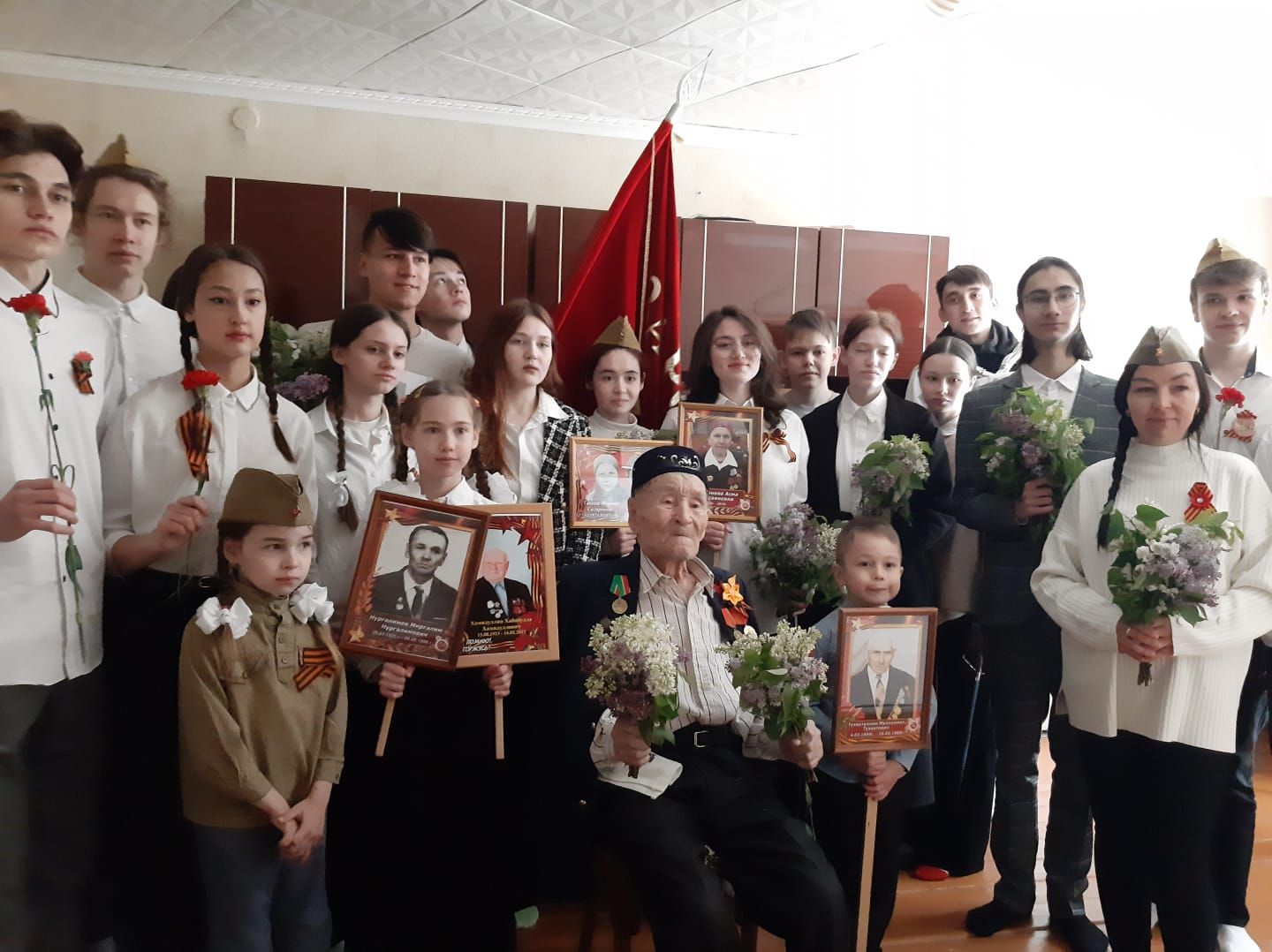 Учащиеся Азнакаевской школы № 2 «вернули» солдат Победы в весну 1945 года