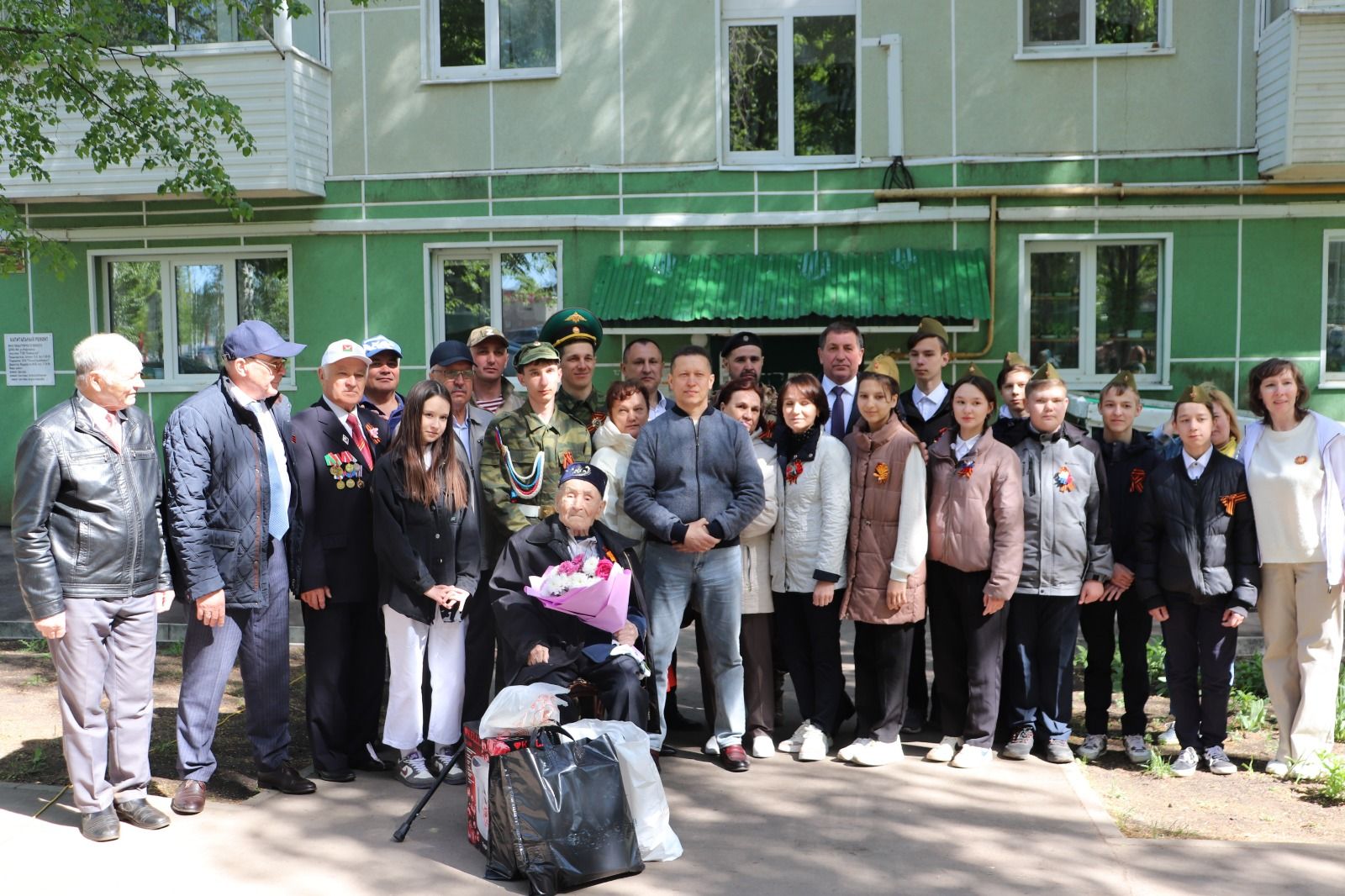 Азнакайда ветеран Гайнулла ага Әюпов яшәгән йорт алдында парад үтте