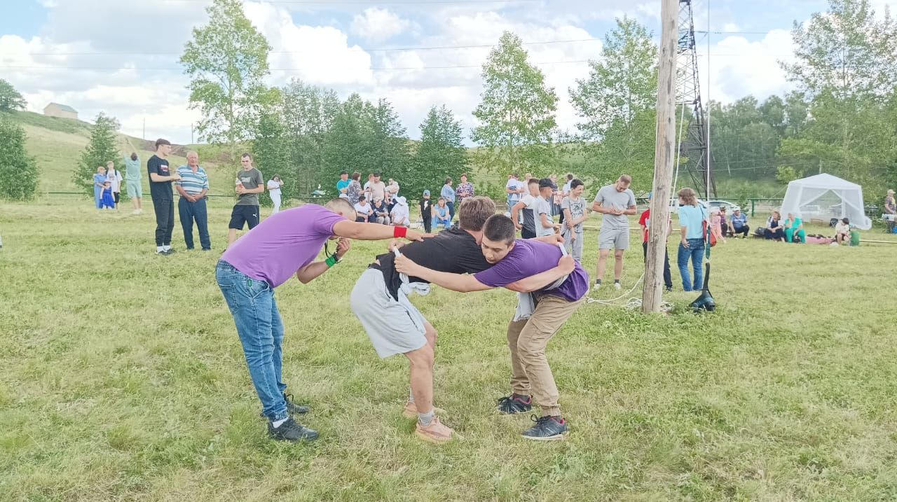 Әлкәй авылы Сабан туенда укытучыларны данладылар