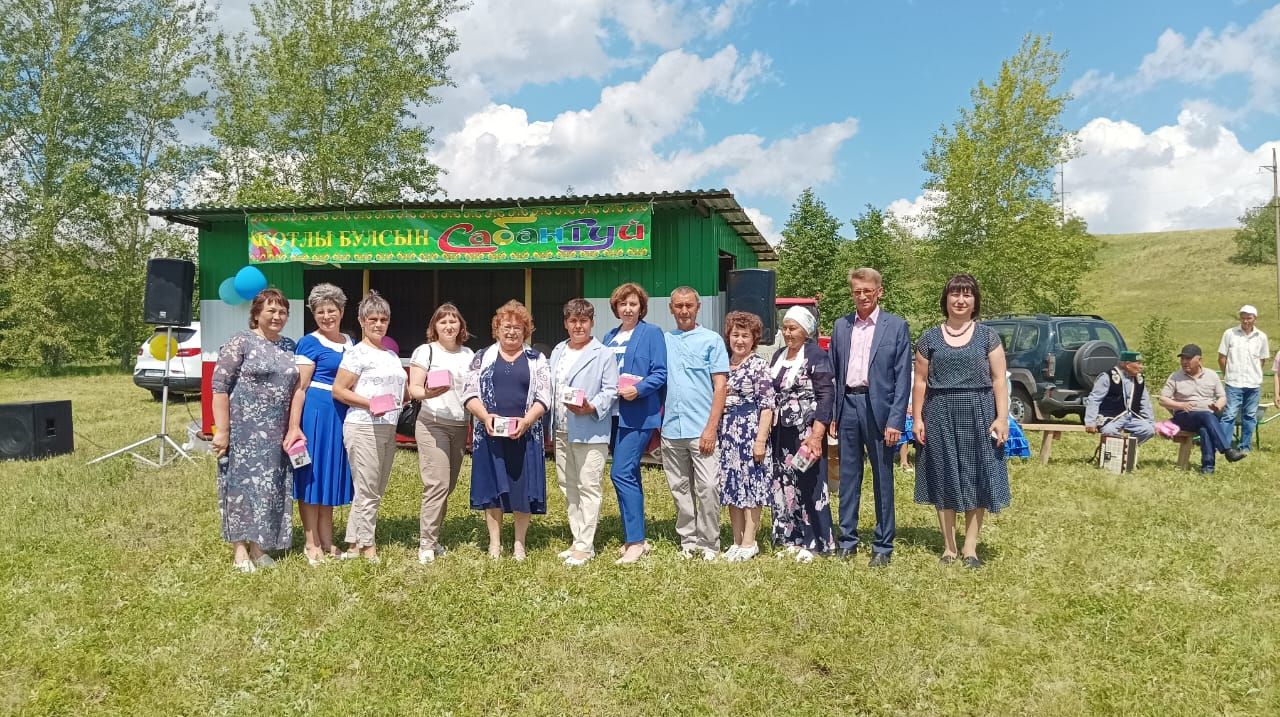 Әлкәй авылы Сабан туенда укытучыларны данладылар