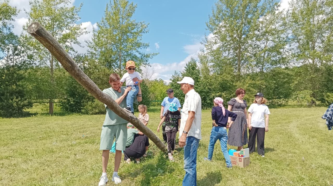 Әлкәй авылы Сабан туенда укытучыларны данладылар