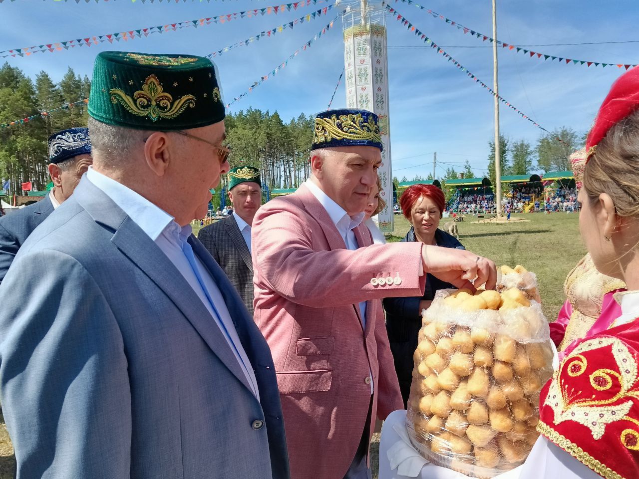 В Азнакаево ярко и зрелищно отпраздновали Сабантуй