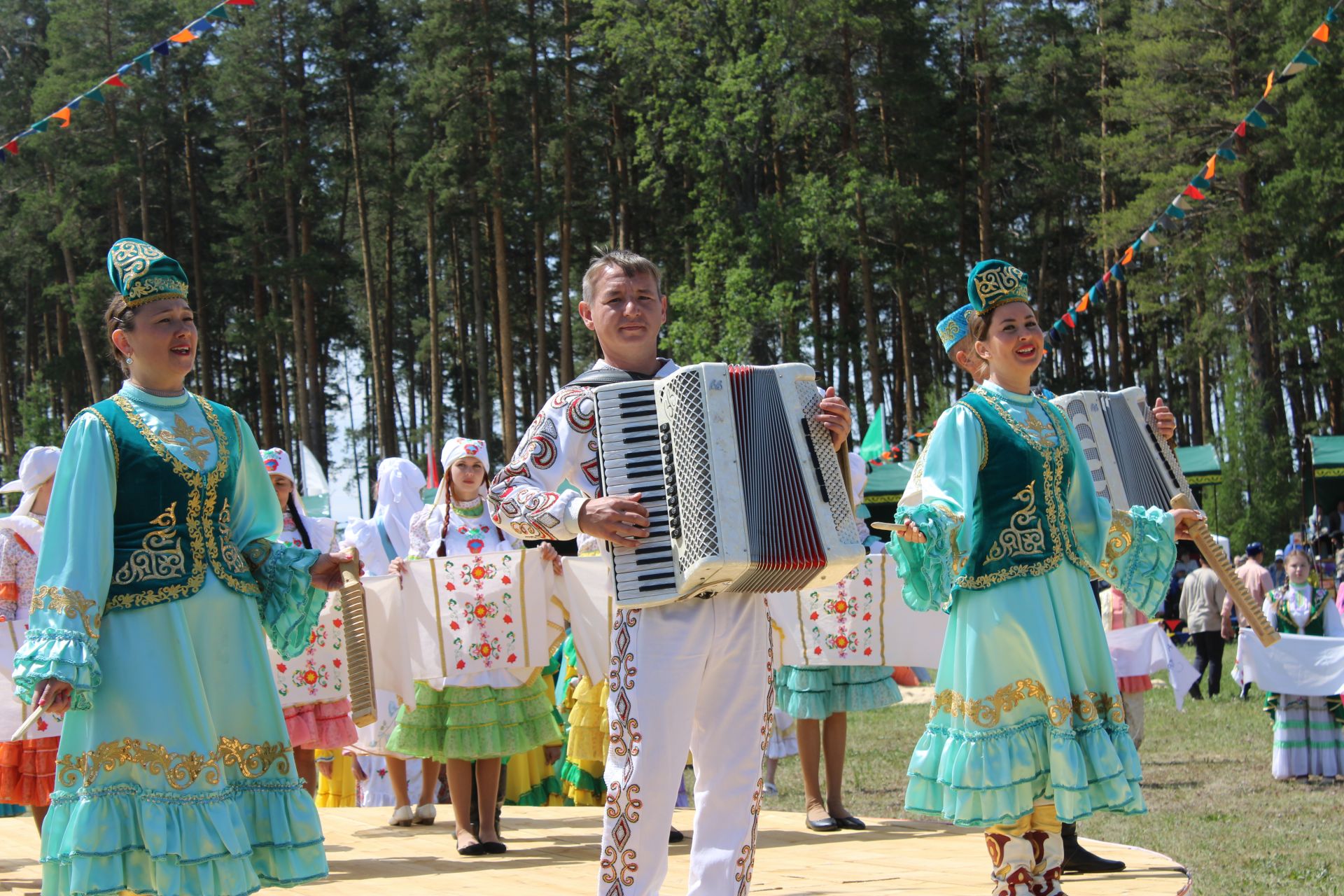 В Азнакаево ярко и зрелищно отпраздновали Сабантуй