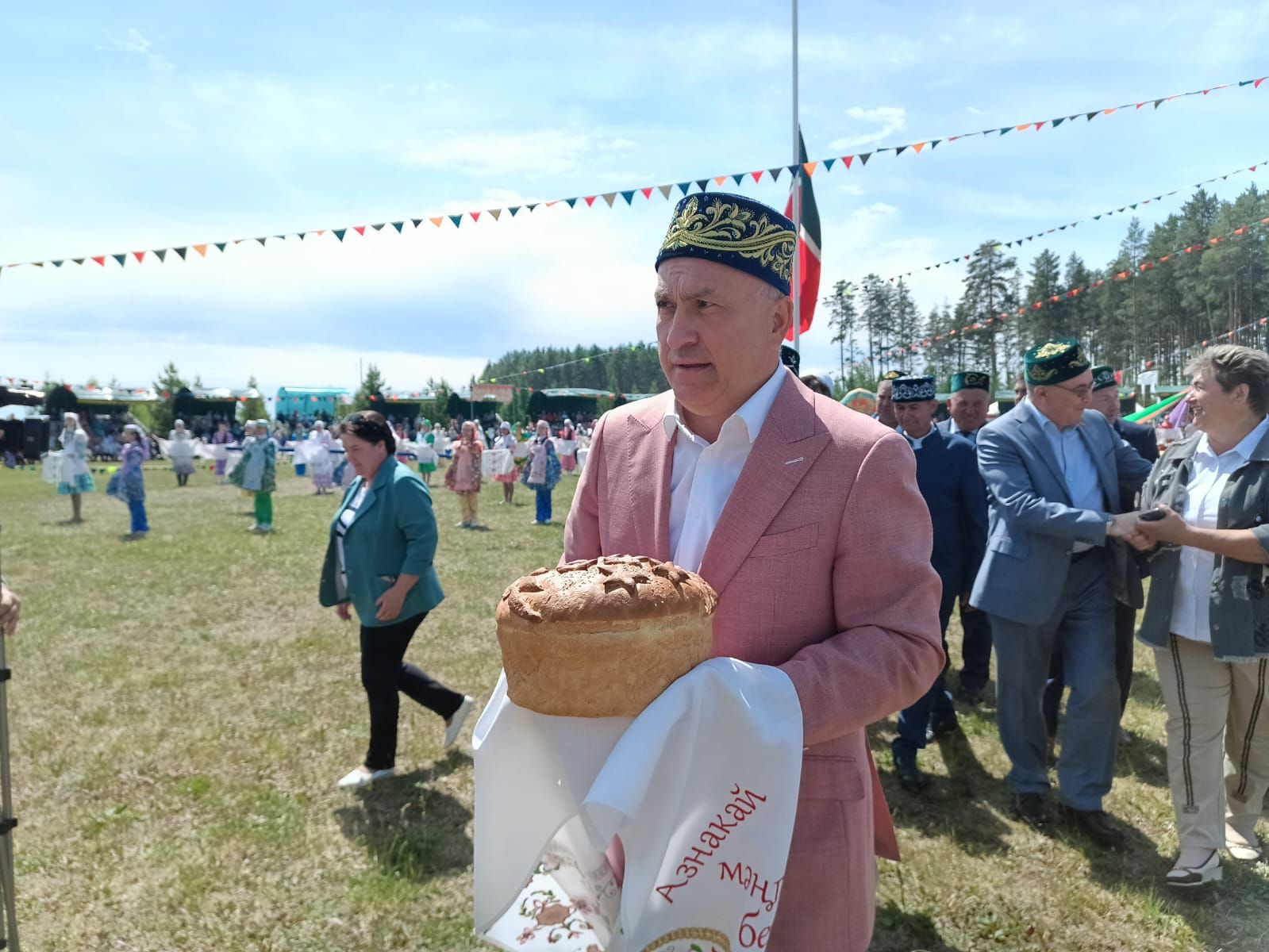 В Азнакаево ярко и зрелищно отпраздновали Сабантуй