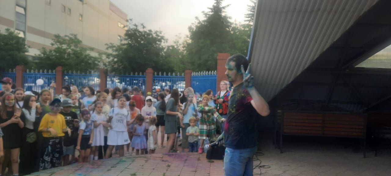 В Азнакаево прошел яркий фестиваль красок