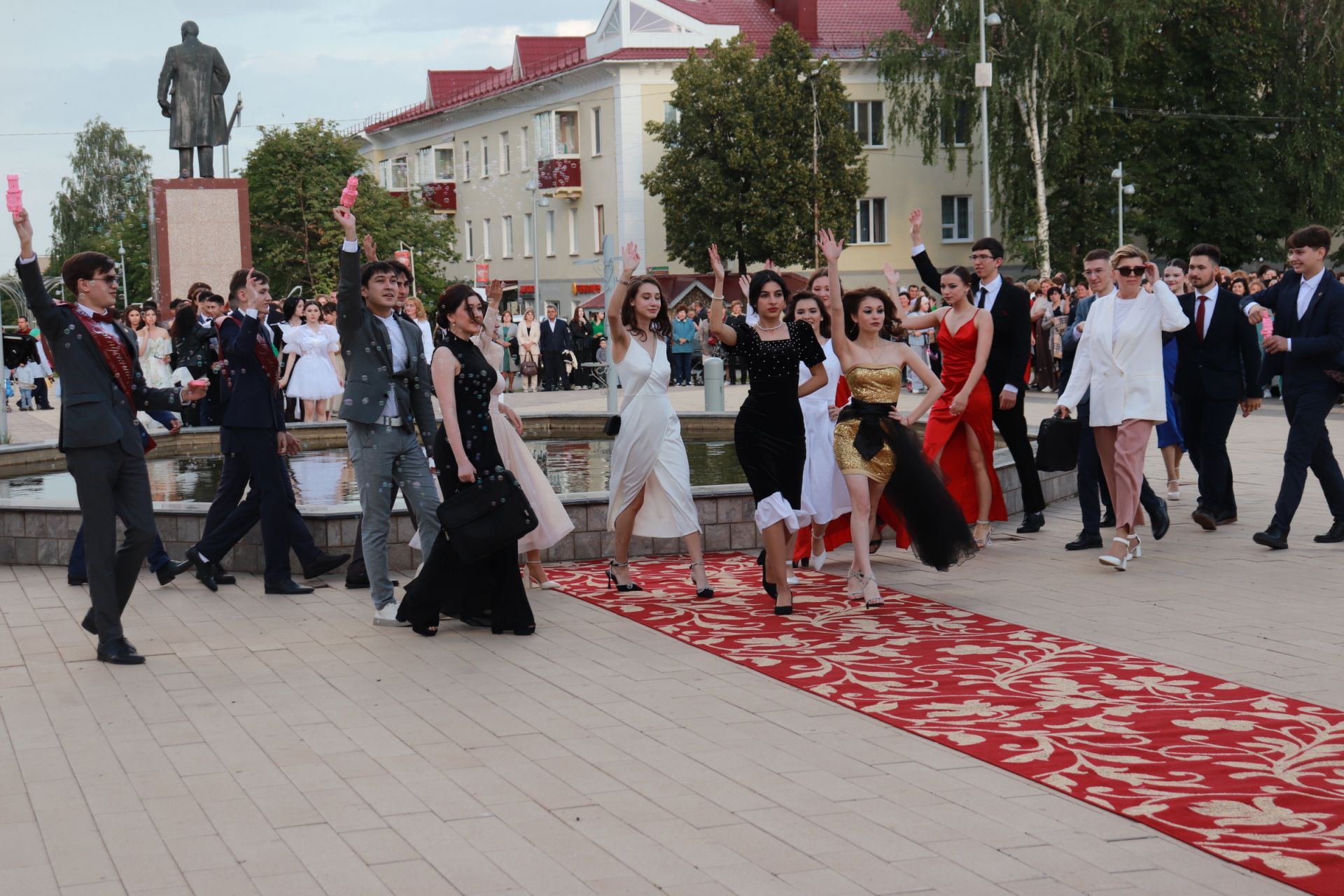 В Азнакаево прошел районный выпускной вечер