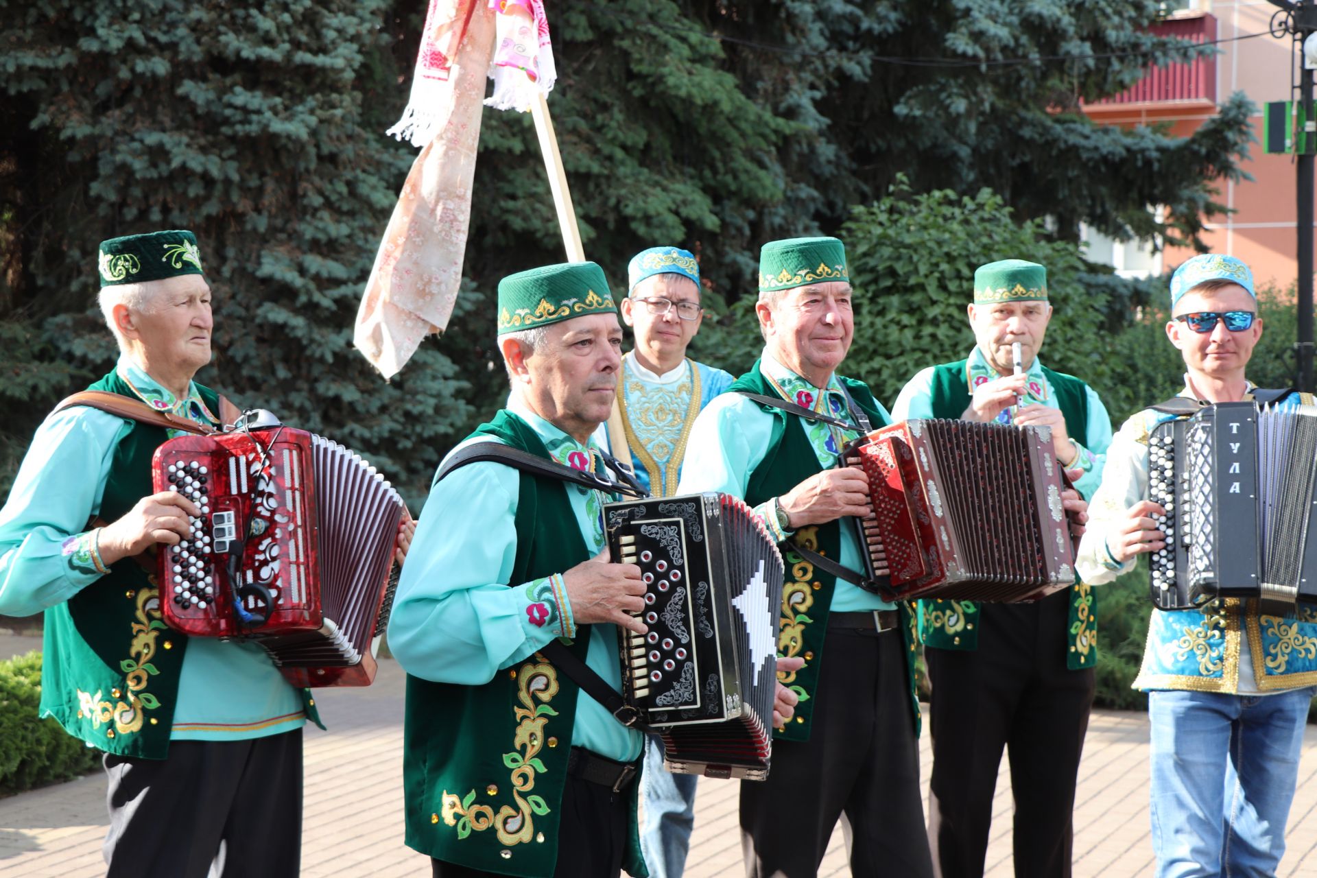 В Азнакаево продолжается традиционный сбор подарков на Сабантуй