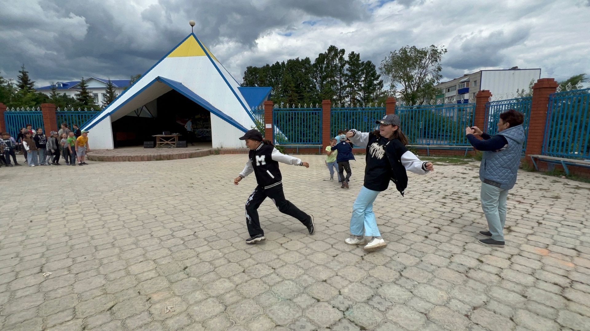 Детская дискотека собрала более 90 азнакаевских ребят