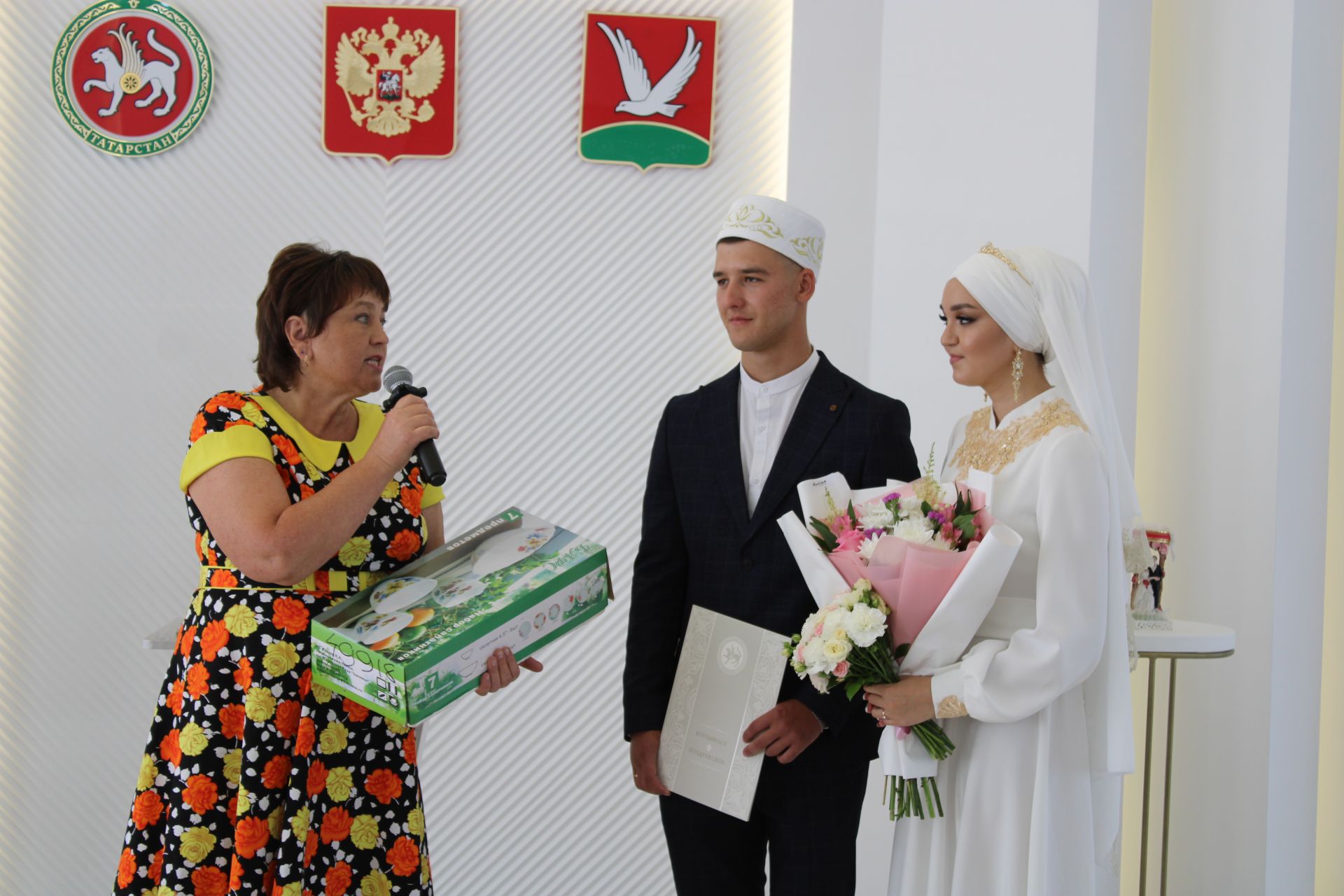 В Азнакаево прошло чествование 100-й пары молодоженов года