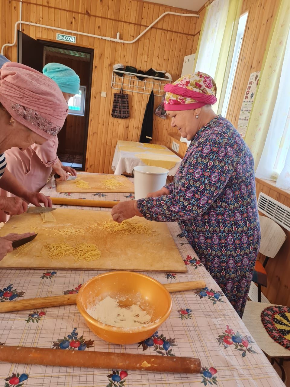 Сапеевские активистки делают лапшу для солдат