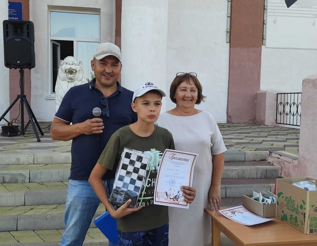 В Азнакаево семейные команды соревновались в шахматах