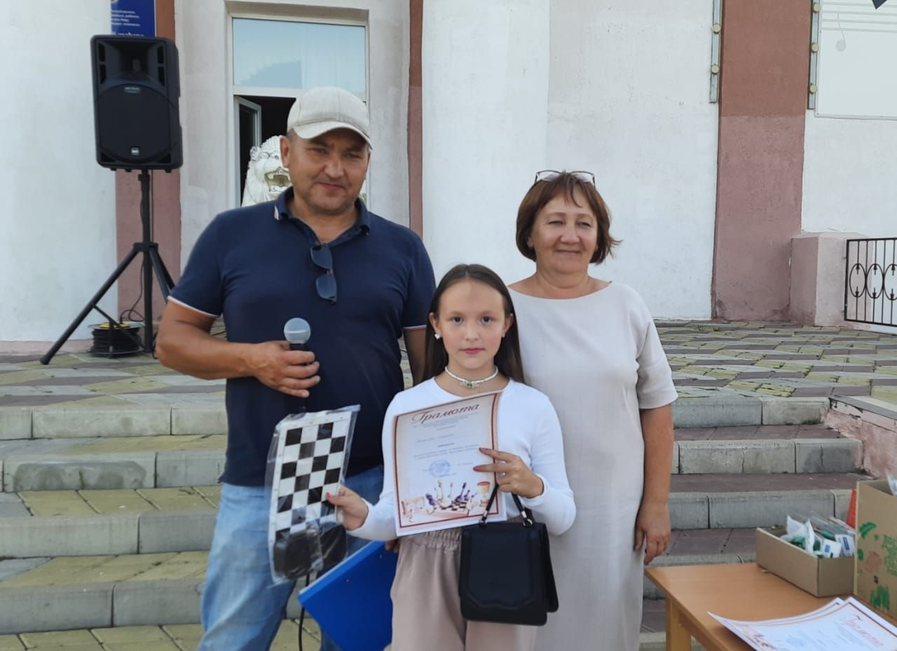 В Азнакаево семейные команды соревновались в шахматах