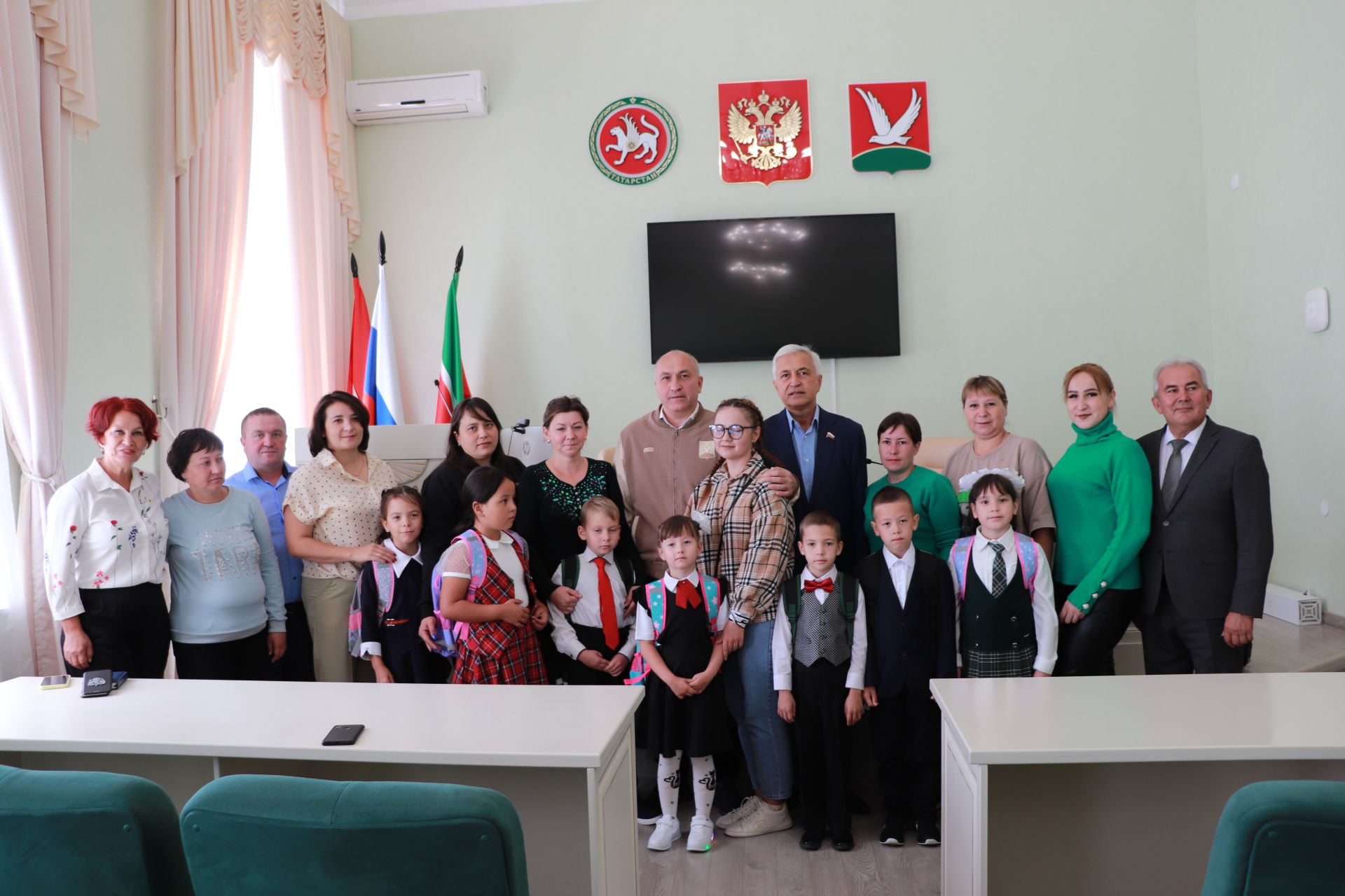 В Азнакаево перед новым учебным годом дети получили портфели