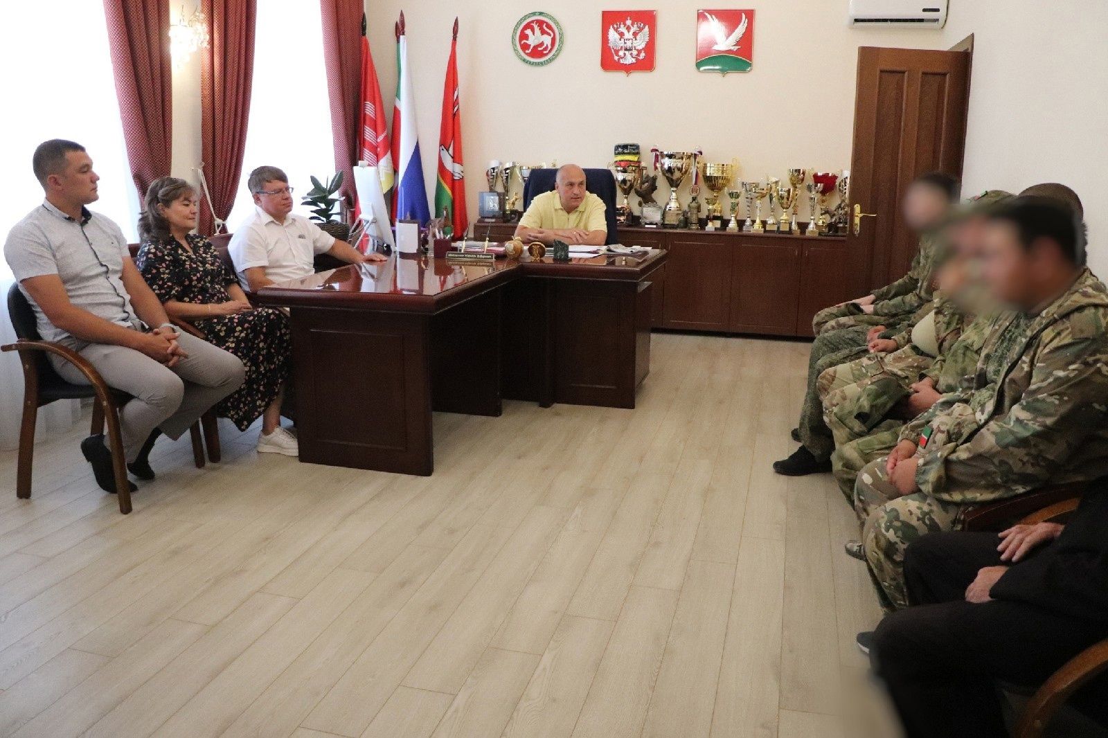 Азнакайда район башлыгы ялдагы солдатлар белән очрашты