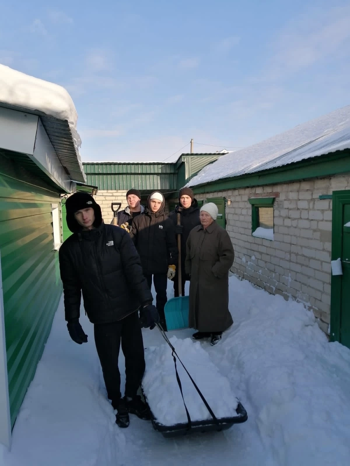 Молодежь Татарстана активно оказывает помощь жителям республики в борьбе со снегопадом