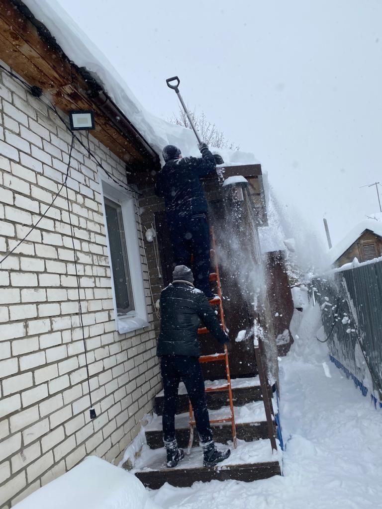 Молодежь Татарстана активно оказывает помощь жителям республики в борьбе со снегопадом