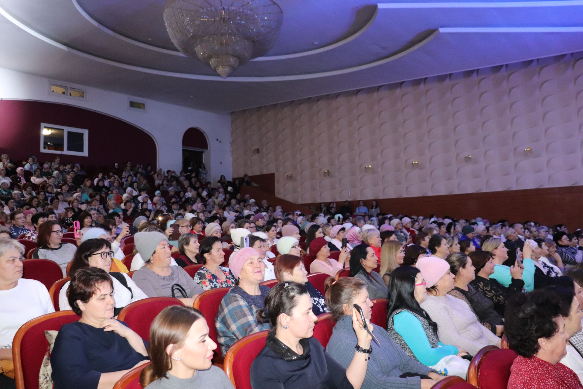 В Азнакаево прошел праздничный концерт ко Дню Матери